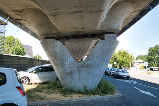 Hochbahnbrücke der Linie B der Metro von Rennes