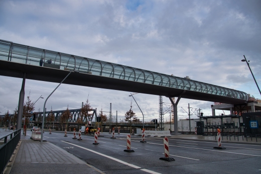 Verbindungsbrücke der Bahnhöfe Elbbrücken (Skywalk)
