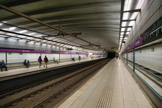 Metrobahnhof Bac de Roda