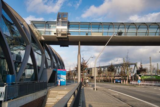 Verbindungsbrücke der Bahnhöfe Elbbrücken (Skywalk)