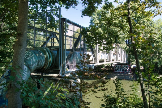 Rohrbrücke über den Landwehrkanal