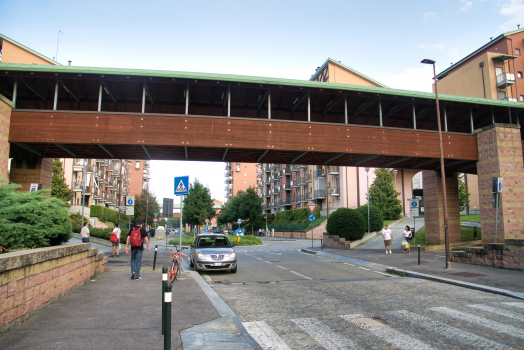Fußgängerbrücke über den Corso Enrico Gamba (West)