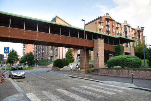 Fußgängerbrücke über den Corso Enrico Gamba (West)