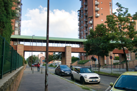 Fußgängerbrücke über den Corso Enrico Gamba (Ost) 