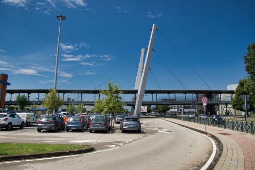Verbindungsbrücke am Einkaufszentrum Le Fornaci Mega Shopping