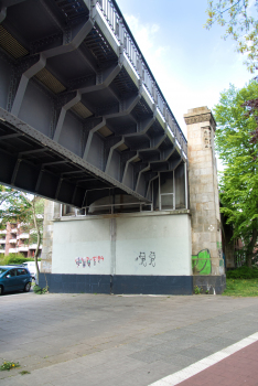 Pont-métro sur la Schürbeker Strasse