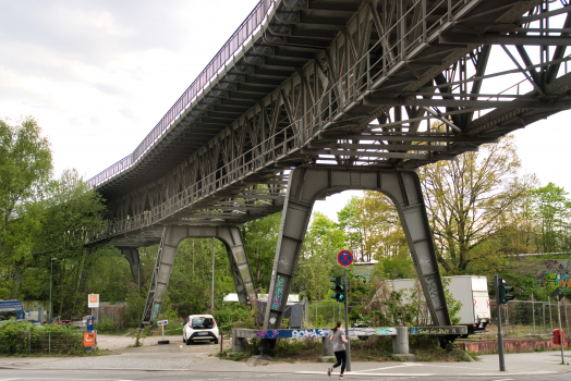 Hellbrookstrasse / Rübenkamp Metro Bridge