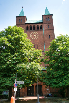 Erlöserkirche & Gemeindehaus