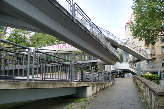 Fußgängerbrücke über die Schönestraße