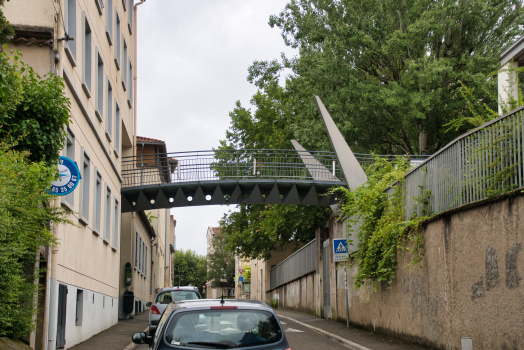 Fußgängerbrücke über die Rue Émile-Zola