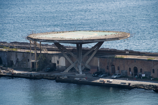 Helikopterlandeplatz im Hafen von Neapel
