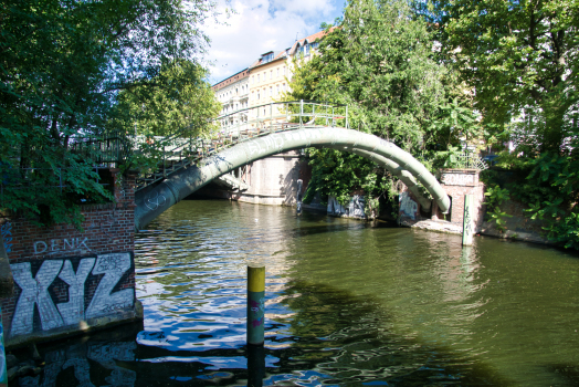 Rohrbrücke über den Landwehrkanal