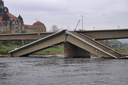 Pont Carola après l'éffondrement partiel et la démolition des parties sur les rives