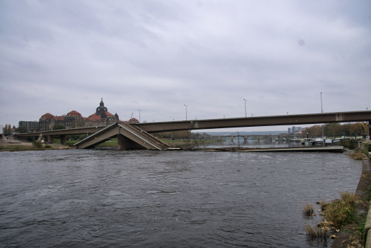 Pont Carola après l'éffondrement partiel et la démolition des parties sur les rives