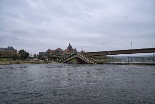 Pont Carola après l'éffondrement partiel et la démolition des parties sur les rives