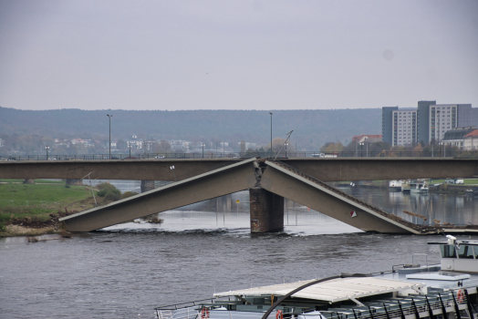 Carola Bridge after the partial collapse and after demolition of the parts on either shore