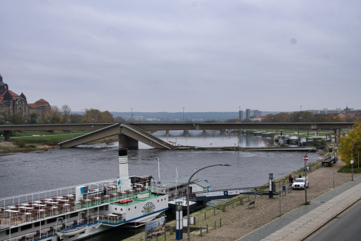 Carola Bridge after the partial collapse and after demolition of the parts on either shore