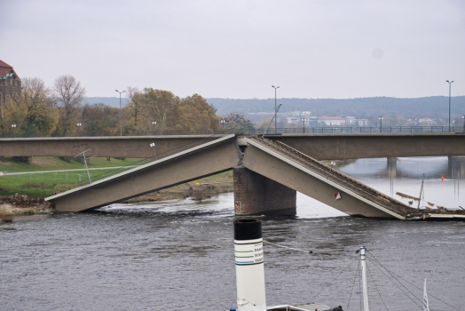 Carola Bridge after the partial collapse and after demolition of the parts on either shore