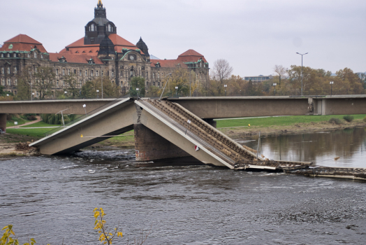 Carola Bridge after the partial collapse and after demolition of the parts on either shore