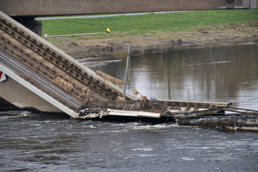 Carola Bridge after the partial collapse and after demolition of the parts on either shore