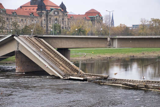 Pont Carola après l'éffondrement partiel et la démolition des parties sur les rives