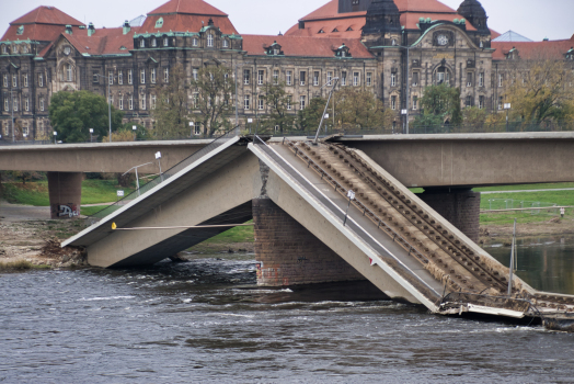 Pont Carola après l'éffondrement partiel et la démolition des parties sur les rives