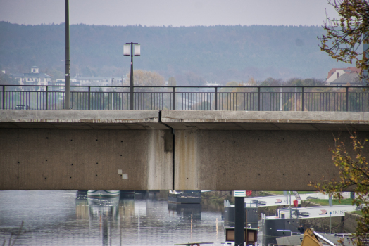 Pont Carola après l'éffondrement partiel et la démolition des parties sur les rives