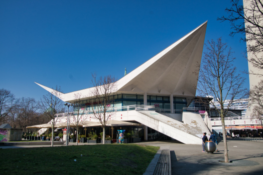 Pavillons au pied de la tour de télévision de Berlin