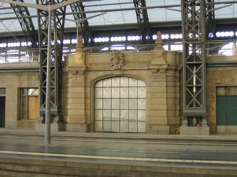 Dresden Hauptbahnhof, Königsportal unter den nördlichen Hochbahnsteigen