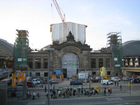 Dresden Hauptbahnhof, Außenansicht Empfangsgebäude während der Umbau- und Sanierungsarbeiten