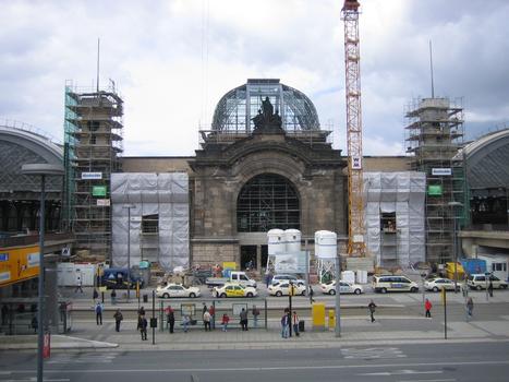Neu verglaste Kuppel über der Empfangshalle des Hauptbahnhofes