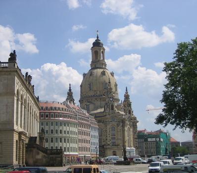 Frauenkirche Dresden mit neuerrichteten Geschäftshäusern nach historischem Vorbild auf dem «Prisco-Areal» links hinter dem Johanneum