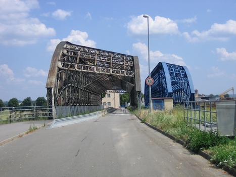 Hafenbrücken, rechts die Eisenbahnbrücke, links die Straßenbrücke über den Elbzugang des Hafens