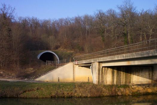 La voie ferrée enjambe le canal de la Marne au Rhin avant de pénétrer dans le tunnel