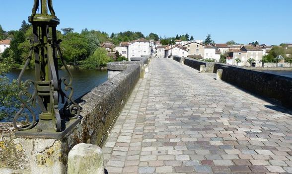Pont Vieux, Confolens,  46° 0'53.16"N    0°40'15.59"E, Charente