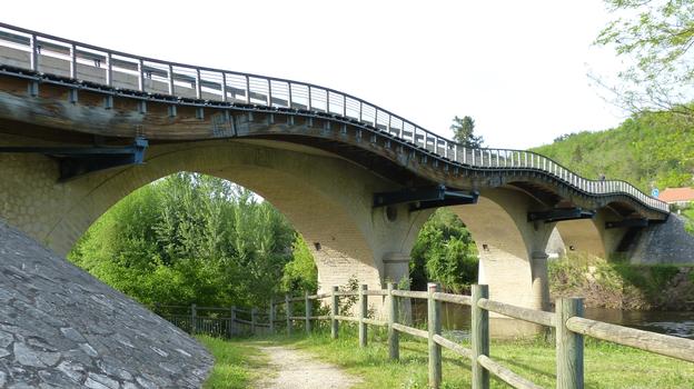 Pont ondulé, Les Eyzies-de Tayac-Sirieul,  44°56'23.72"N    1° 0'23.72"E, Dordogne