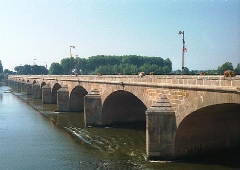 Pont mal placé (pont-route), Nevers, Niévre