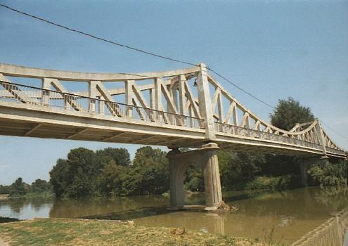 Pont suspendu de Puicheric(les cables sont enrobés de béton)PuichericAudePont-route: Pont suspendu de Puicheric (les cables sont enrobés de béton) Puicheric Aude Pont-route