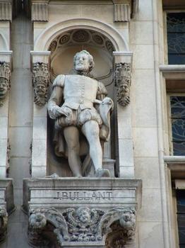 Statue of Jean Bullant that is part of the Hôtel de Ville in Paris