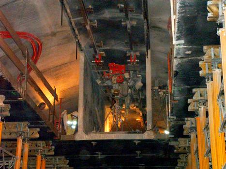 A40 - Rénovation du tunnel de Chamoise - Dépose des éléments de la galerie de ventilation après la découpe