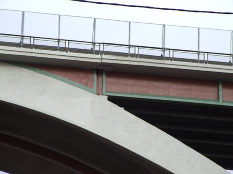 A47 - Pont en arc de Rive-de-Gier : Un tablier en poutres entretoisées en béton précontraint, posées prés de la clé de l'arc