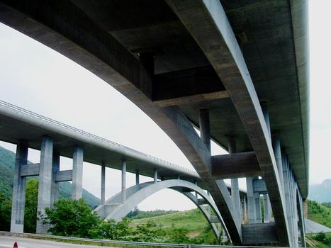 A51 - Viaduc du Crozet - Ouvrage Ouest au premier plan et ouvrage Est à gauche