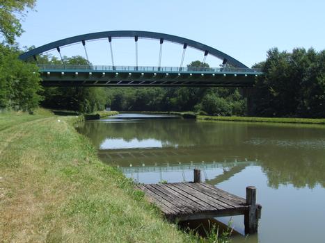 Autoroute A77 - Pont de Briare - Le pont bow-string au-dessus du canal de Briare à côté de l'écluse de garde de la Cognardière