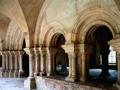 Abbaye de FontenayCloître - Entrée de la salle capitulaire