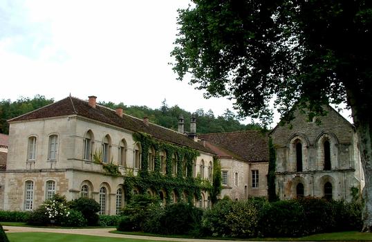 Abbaye de FontenayAile Seguin et reste de la façade de l'infirmerie