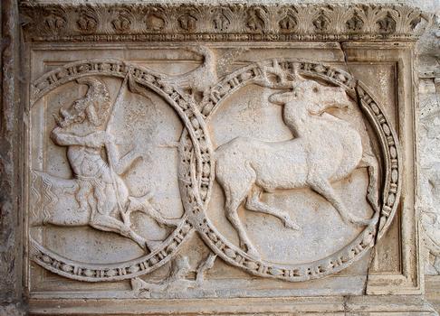 Abbaye de Saint-Gilles - Portail central, côté droite en regardant le portail: Centaure chassant un cerf