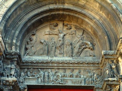 Abbaye de Saint-Gilles - Portail de droite - Tympan: Crucifixion - Linteau: Les Saintes Femmes achètent du parfum et se rendent au tombeau du Christ