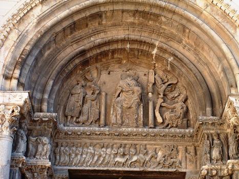 Abbaye de Saint-Gilles - Portail de Gauche - Tympan: Adoration des Mages - Linteau: Cortège des apôtres accompagnant le Christ qui entre à Jérusalem