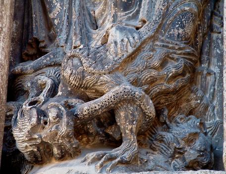 Abbaye de Saint-Gilles - Façade, extrémité droite:archanges combattant Satan - Détail: Satan