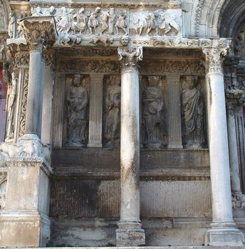 Abbaye de Saint-Gilles - Sculptures entre le portail central et le portail de droite